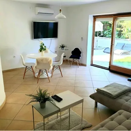 Garden & Pool Bbq Spacious By Rt Kamenjak Apartment